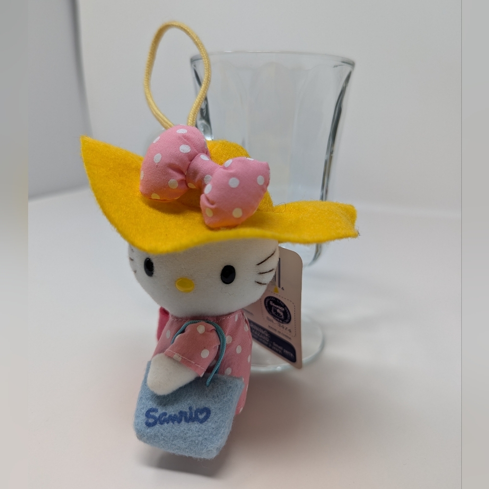 Unique Find - Beverly Hills Hello Kitty bag charm - Picture 4 of 8